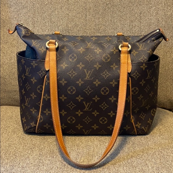 Louis Vuitton Handbags - Authentic Louis Vuitton Totally MM monogram tote